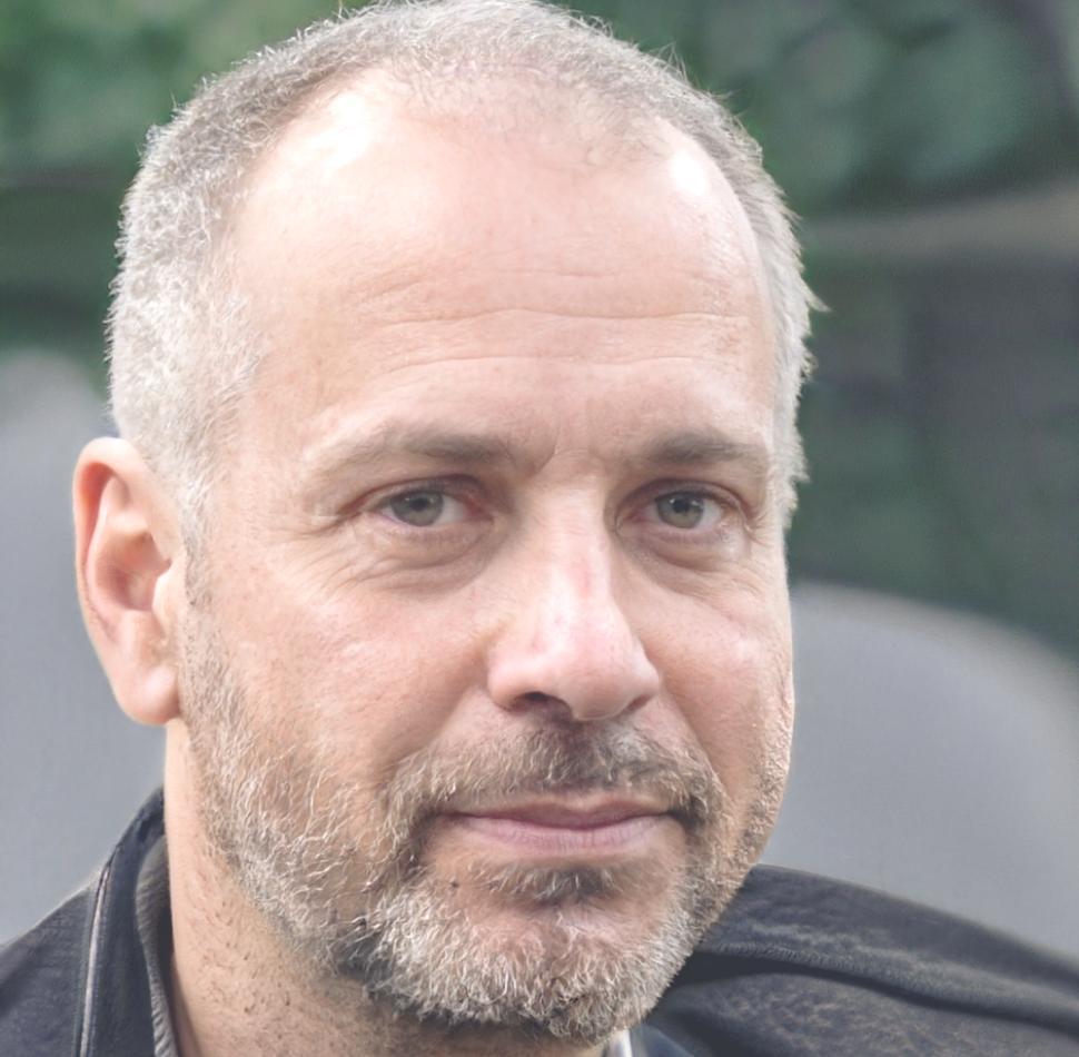 Erfahrener Finanzanalyst bei der Präsentation von Ergebnissen